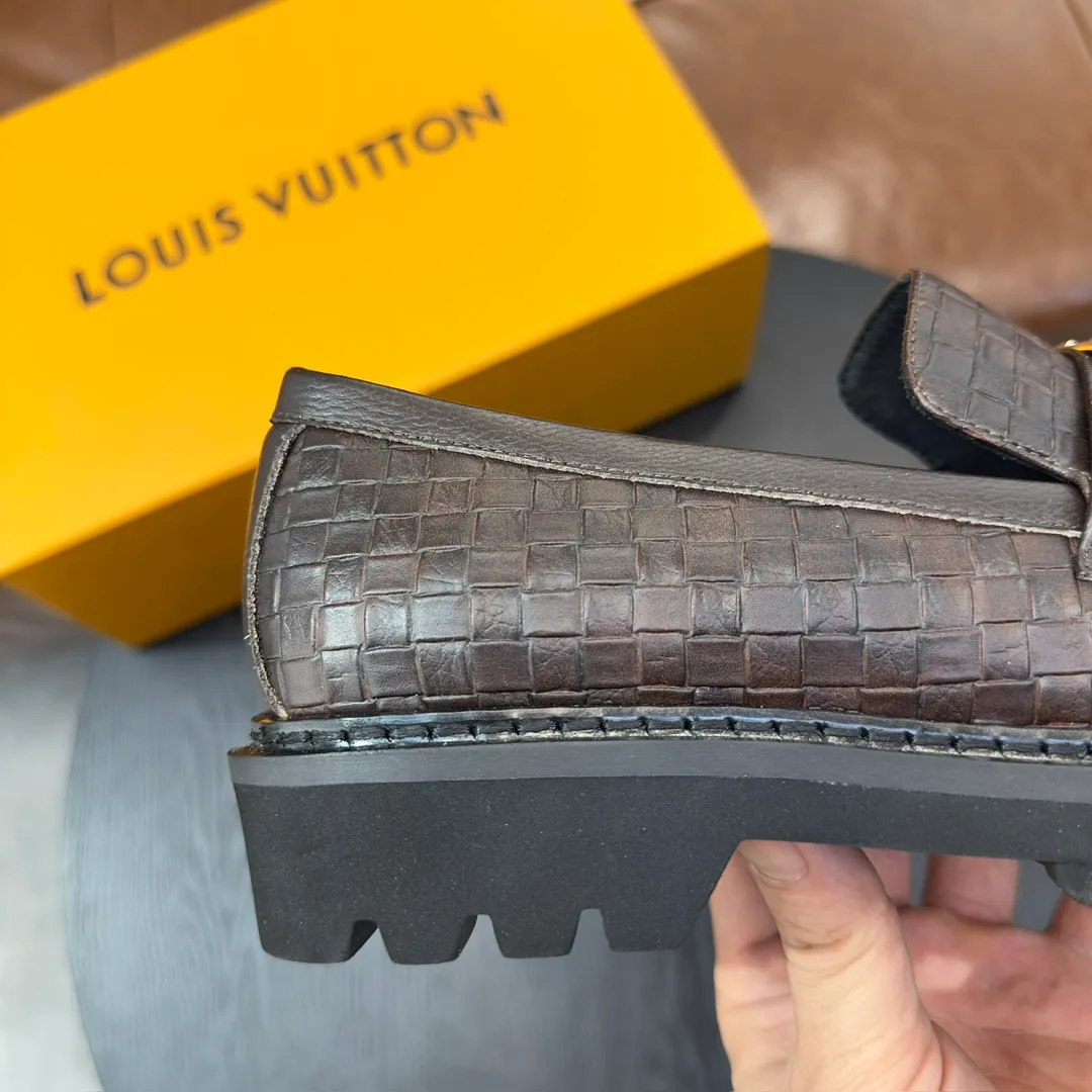 [L Home] P: 820💰 Size: 39-44 (customized at 38.45) Original Lv official website men's casual leather shoes, top-quality original replica, - Upper: 🔝cowhide weaving technology, Nappa cowhide, shoe body sewn with brand logo - Inner: cowhide, foot pad; water-dyed cowhide - Outsole: TPR·rubber foam; two-color molded outsole -Ultra-high quality control and fine workmanship: highlight (high-end, extravagance, class)